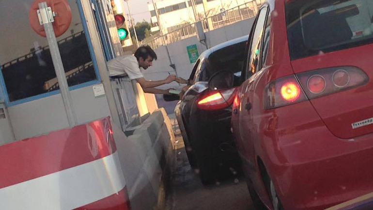 O οδηγός της Maserati δεν… είχε να πληρώσει τα διόδια στην Αττική οδό